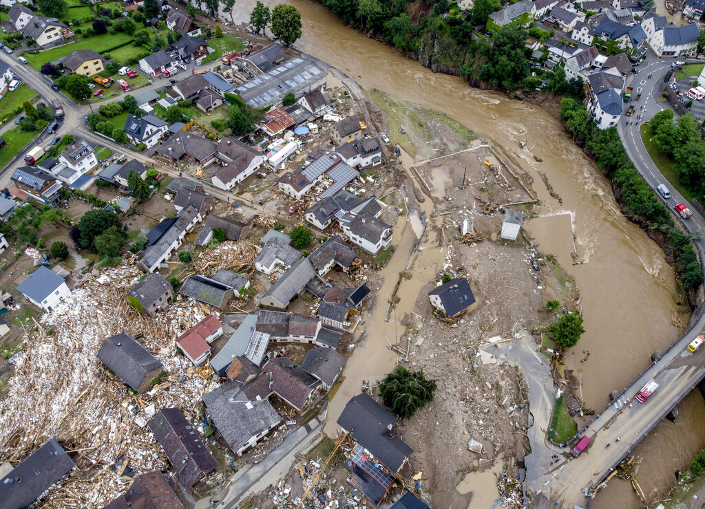 ARCHIVO - La foto de archivo del 15 de julio de 2021 muestra casas destruidas cerca del río Ahr en Schuld, Alemania. Las inundaciones en el oeste de Alemania el mes pasado causaron daños por valor de 7.000 millones de euros (8.200 millones de dólares), según una cámara de la industria del seguro. (AP Foto/Michael Probst, file)