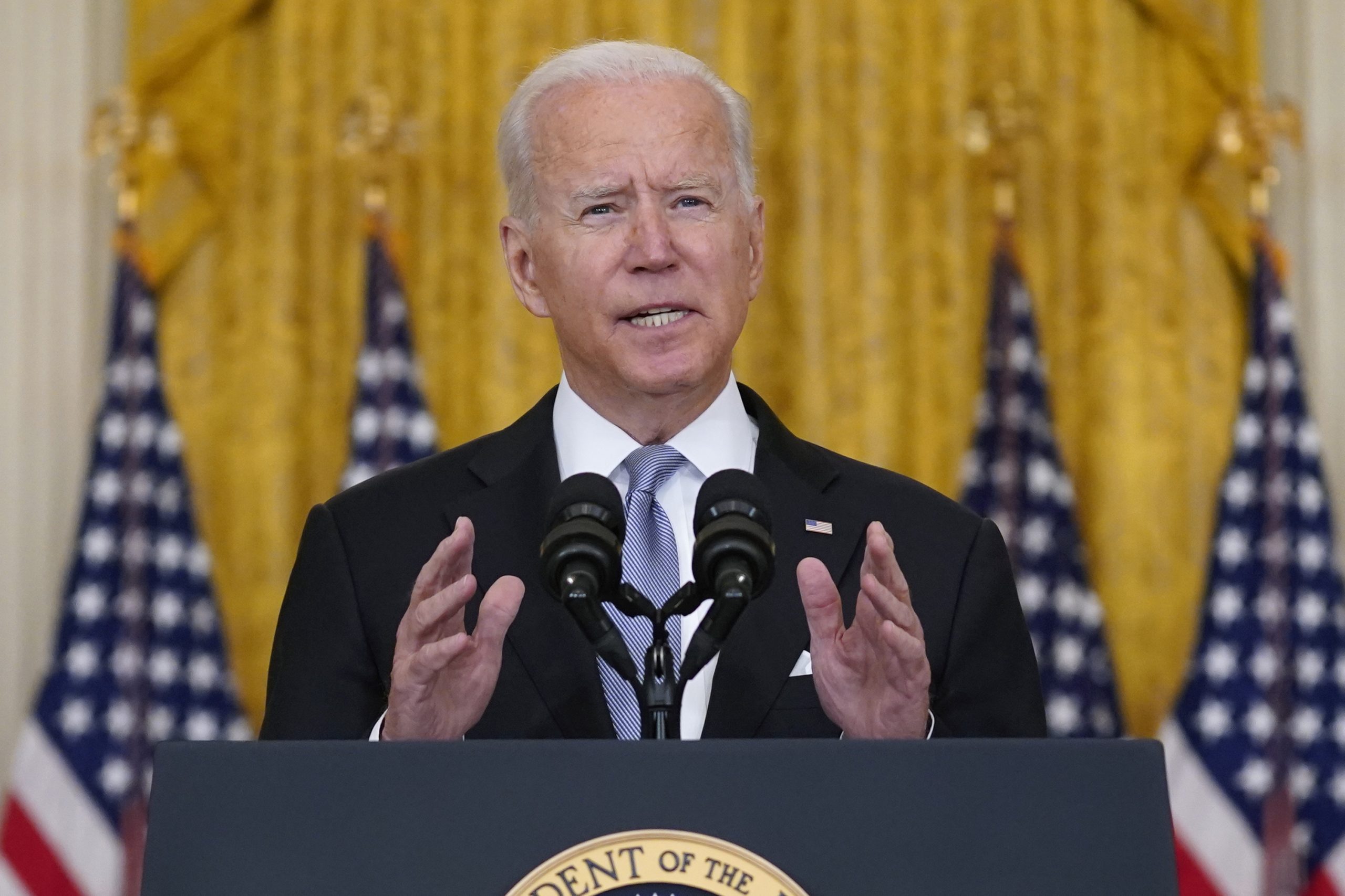 El presidente Joe Biden habla sobre la situación en Afganistán durante una conferencia de prensa en la Casa Blanca, el lunes 16 de agosto de 2021, en Washington. (AP Foto/Evan Vucci)