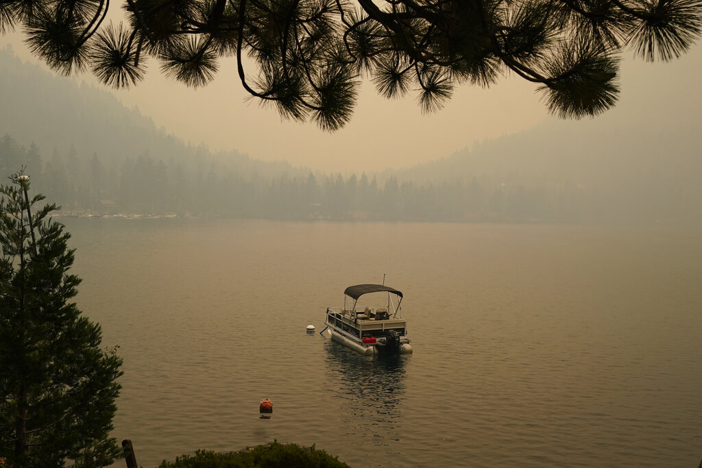 El humo causado por los incendios forestales en South Lake Tahoe, California, el 24 de agosto del 2021. (AP Foto/Rich Pedroncelli)