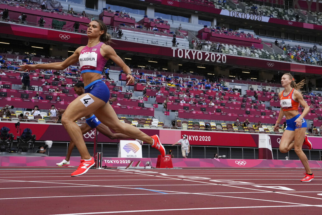 La estadounidense Sydney McLaughlin al ganar los 400 metros con vallas femeninos de los Juegos Olímpcos de Tokio, el miércoles 4 de agosto de 2021. (AP Foto/Petr David Josek)