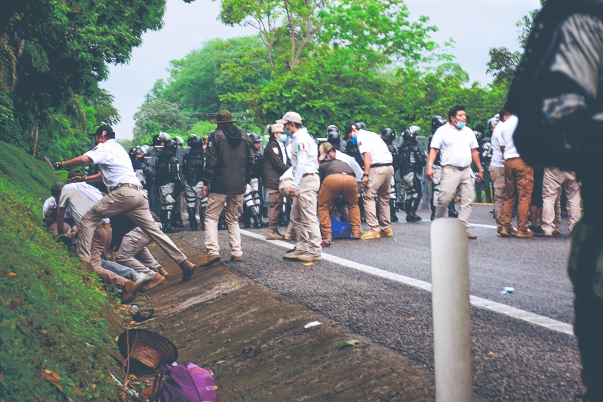 Dos agentes del INM en Tapachula, Chiapas, fueron castigados por agredir a migrantes. (Cuartoscuro)