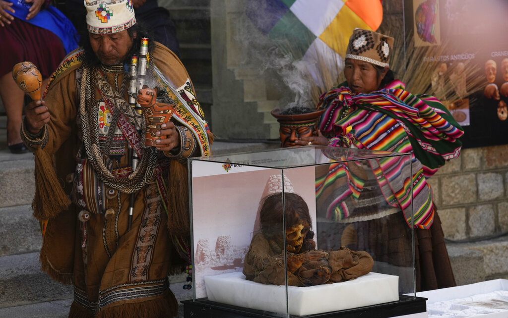 Guías espirituales aymaras participan en el nombramiento de la momia de una niña Inca ahora llamada Saphi, una palabra quechua que significa Raíz, durante la conmemoración del Día Internacional de los Pueblos Indígenas del Mundo en el Museo Nacional de Arqueología en La Paz, Bolivia, el lunes. 9 de agosto de 2021. Saphi, la momia, regresó hace dos años a Bolivia, 129 años después de que fuera donada al museo de la Universidad Estatal de Michigan en 1890.. (AP Foto/Juan Karita)