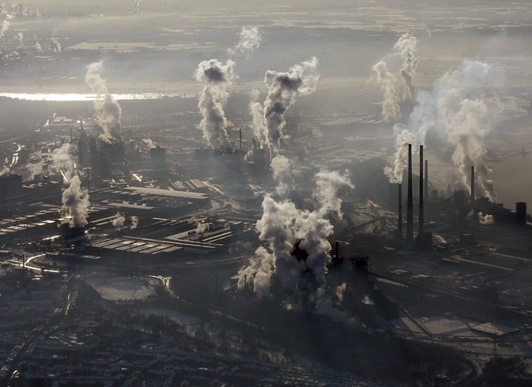 En esta imagen aérea de archivo, tomada el 9 de enero de 2009, se muestran las instalaciones de la metalúrgica ThyssenKrupp en Duisburg, Alemania. (AP Foto/Frank Augstein, archivo)