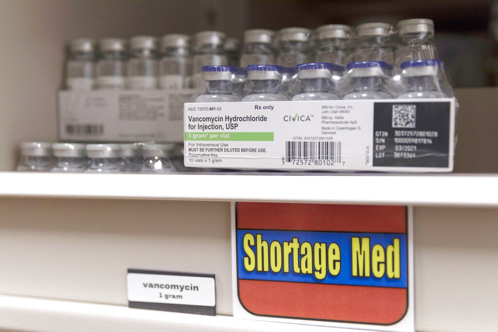 Foto del 2019 suministrada por Civica Rx que muestra frascos de vancomycina en un estante del Hospital Riverton de Utah que dice medicinas escasas. (Civica Rx vía AP)