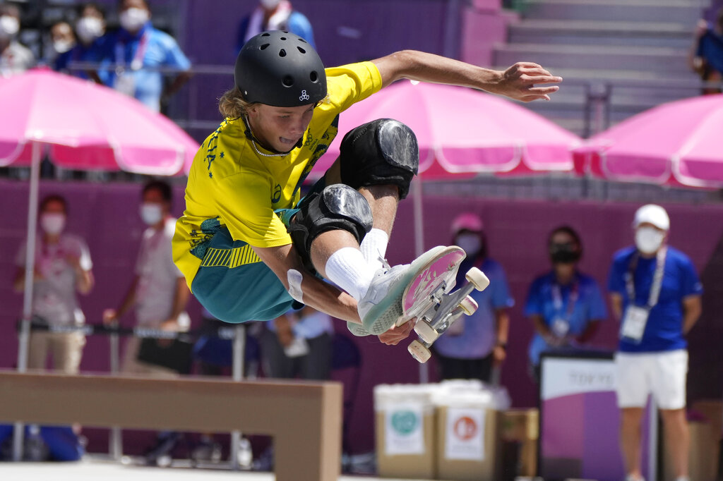 El australiano Keegan Palmer compite en las finales de skate de Tokio 2020, el jueves 5 de agosto de 2021, en Tokio. (AP Foto/Ben Curtis)