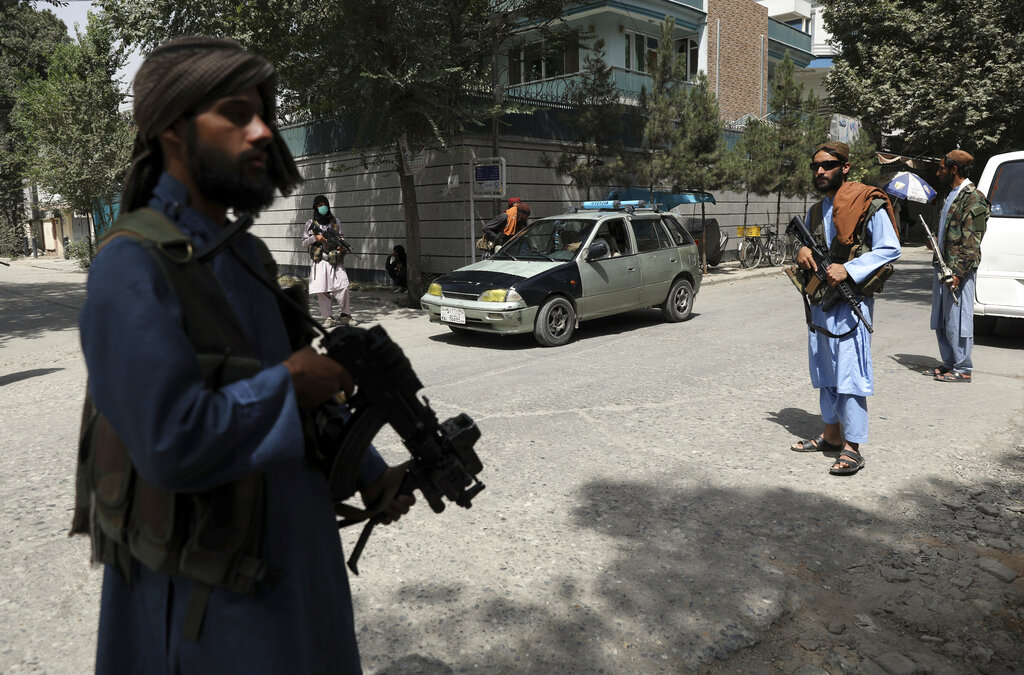Combatientes talibanes hacen guardia en un puesto de control en el vecindario de Wazir Akbar Khan, en Kabul, el 18 de agosto de 2021. (AP Foto/Rahmat Gul)