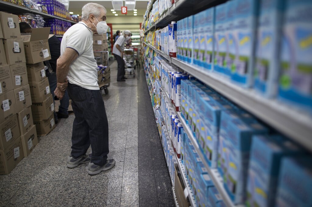 Un hombre observa los precios de la leche en un supermercado de Caracas el 4 de junio del 2021. ( AP Photo/Ariana Cubillos)