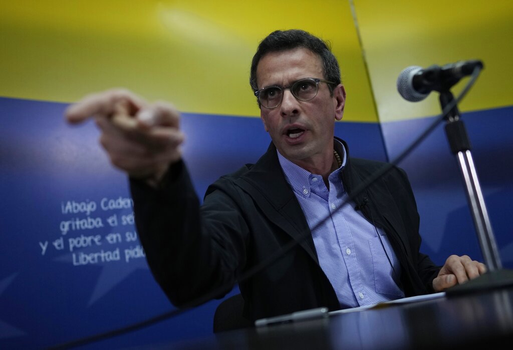 El opositor y excandidato a la presidencia de Venezuela Henrique Caprile habla a la prensa en Caracas, Venezuela, el miércoles 11 de agosto de 2021. Capriles confirmó la participación de su partido Primero Justicia en las negociaciones que se celebrarán en México. (AP Foto/Ariana Cubillos)