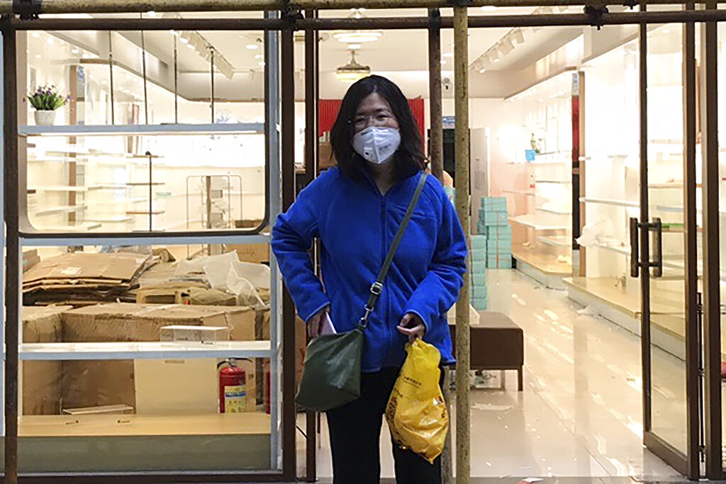 La periodista china Zhang Zhan afuera de una tienda en Wuhan, China, el 11 de abril de 2020, en los inicios de la pandemia de coronavirus. Zhan, condenada a cuatro años de cárcel por informar sobre los inicios del COVID-19, se encuentra en mal estado de salud debido a una prolongada huelga de hambre, dijeron su madre y un abogado el 17 de agosto de 2021. (Foto Melanie Wang vía AP)