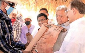 AMLO restituirá hasta 20 mil hectáreas de tierras al pueblo yaqui