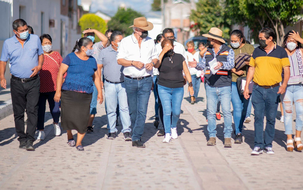 Enrique Vega entrega obra en tres comunidades de El Marqués