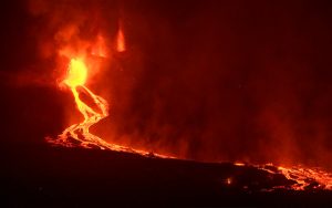 Lava de volcán español acelera su avance hacia el Atlántico