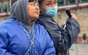 Mujeres se encadenan a poste en el Zócalo de CDMX