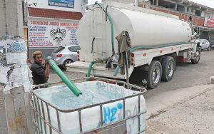 Municipio apoya a CEA con reparto de agua/ Foto: Cuartoscuro