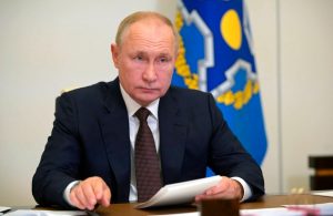 Putin reporta docenas de casos de COVID-19 en su entorno