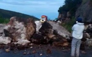 Reportan derrumbe en carretera 200 de Querétaro, en límites con Hidalgo