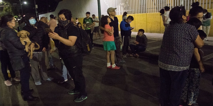 Personas salen a la calle en la Ciudad de México tras escuchar la alarma sísmica. (Especial)