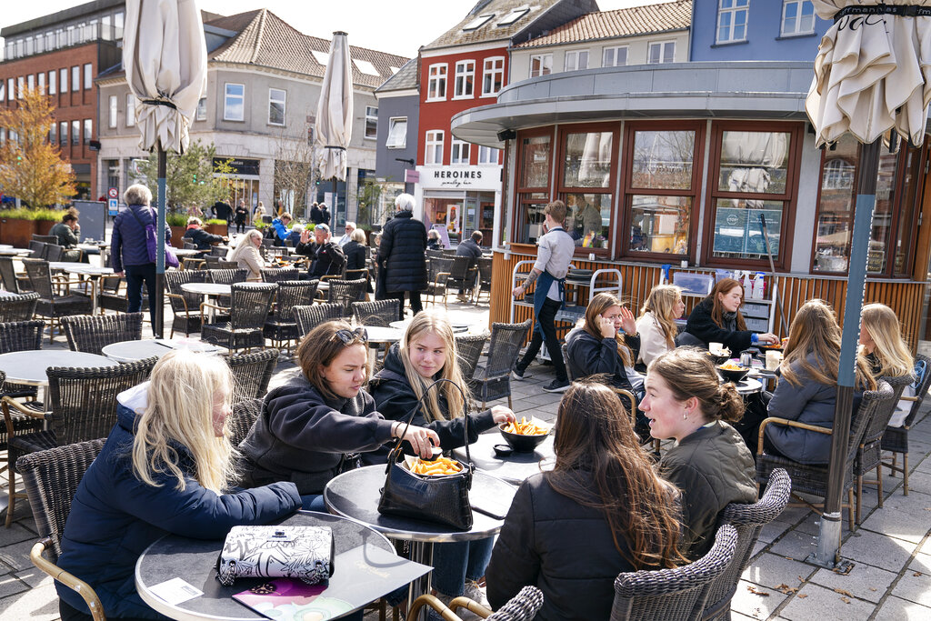 Comensales afuera de un restaurante para servicio al aire libre en Roskilde, Dinamarca, mientras reabran cafés y bares. (AP)