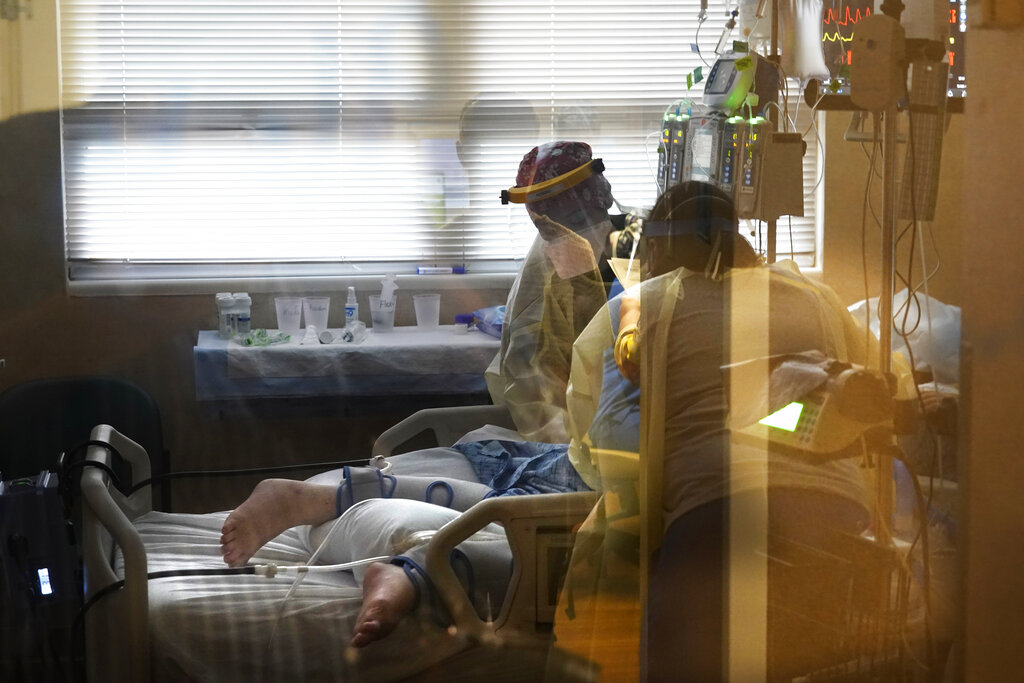 Personal médico atendiendo a un paciente con coronavirus, en una sala de COVID-19 del Centro Médico Willis-Knighton en Shreveport, Luisiana. (AP)