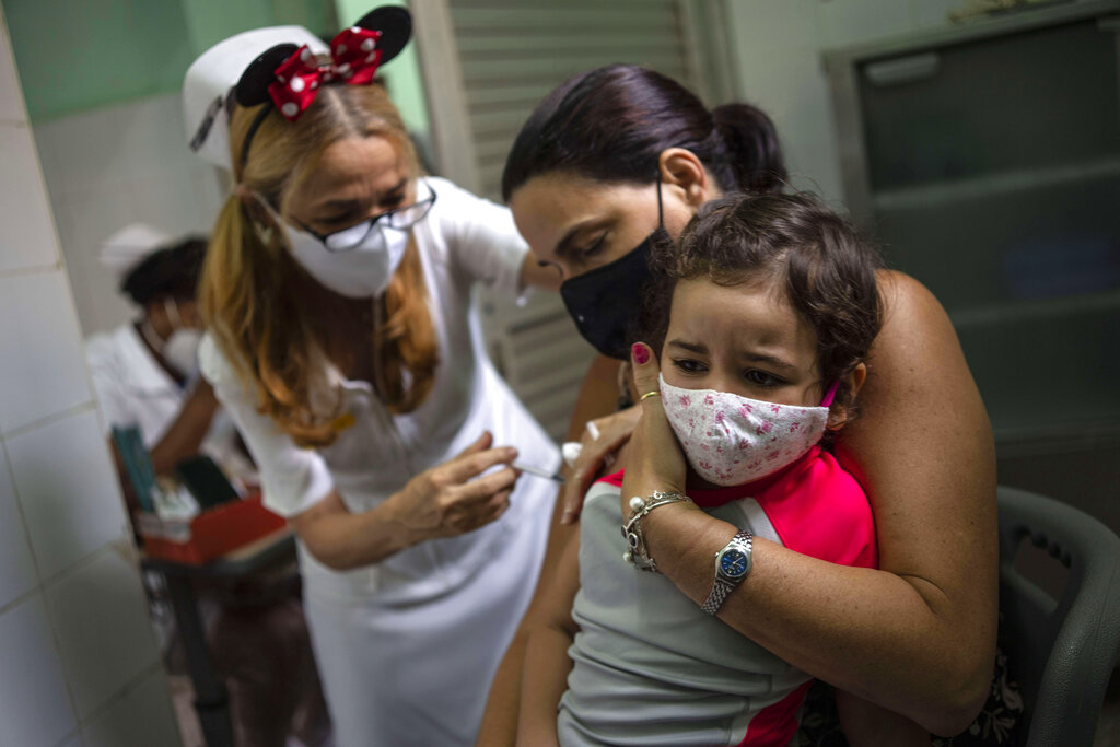 Cuba vacuna a niños de 2 años contra COVID-19. (AP)