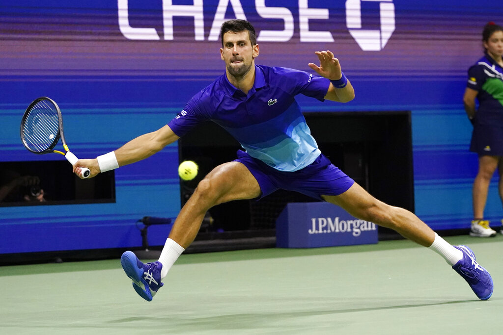 El serbio Novak Djokovic devuelve un tiro del italiano Matteo Berrettini durante los cuartos de final del U.S. Open, el jueves 9 de septiembre de 2021, en Nueva York. (AP)