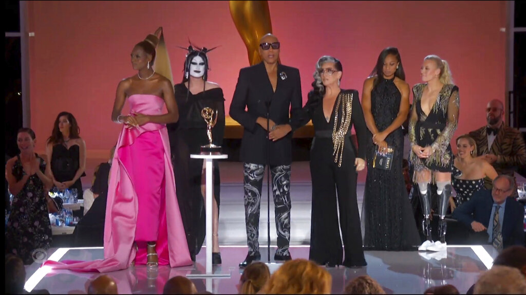 Reggie Gavin, Kade Gottlieb, RuPaul Charles y Michelle Visage, de izquierda a derecha, reciben el premio Emmy al mejor programa de competencia por “RuPaul's Drag Race”. (AP)