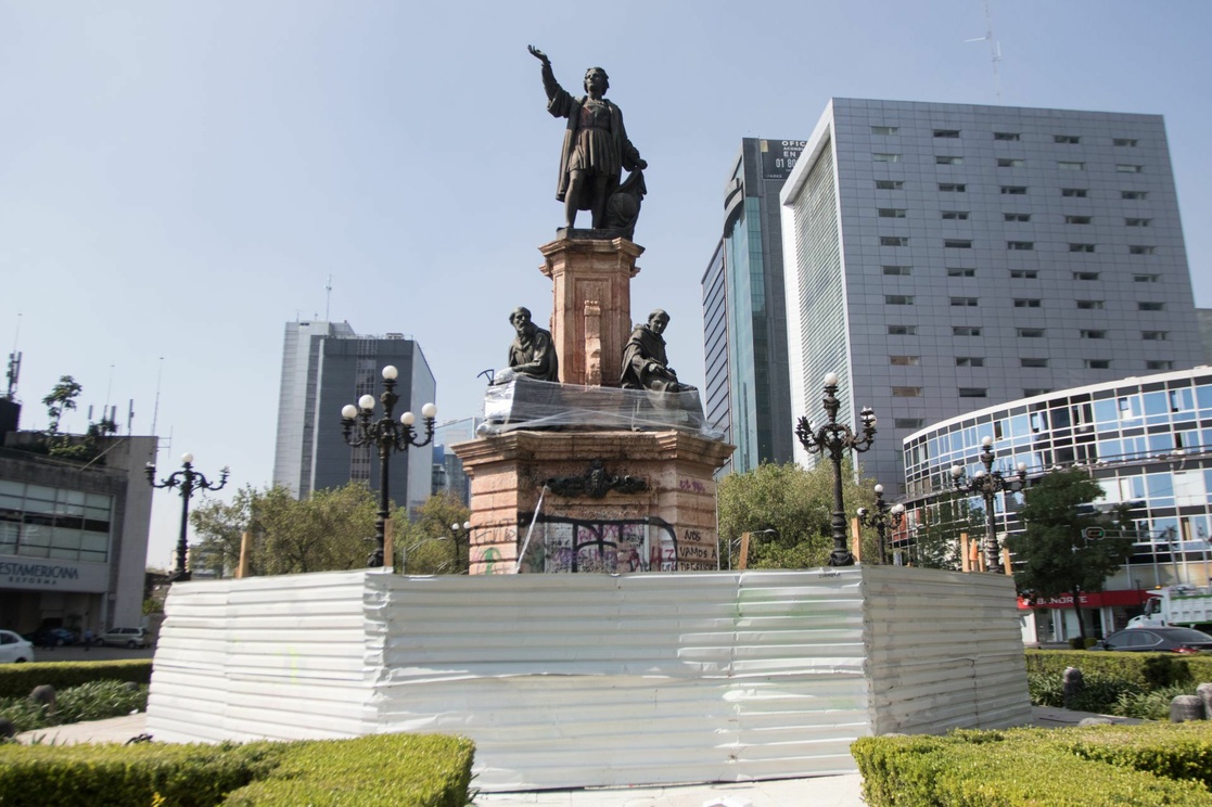 La estatua, en Paseo de la Reforma, ha sido objeto de vandalismo durante los días de La Raza. (Cuartoscuro)