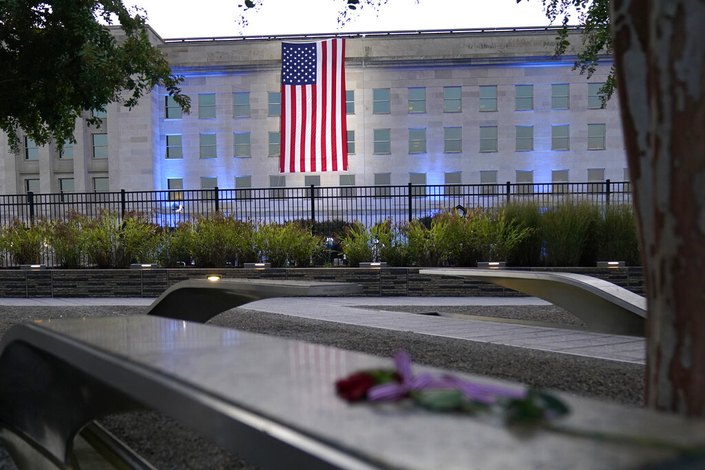 Una bandera de Estados Unidos es desplegada en el Pentágono, en Washington, el sábado 11 de septiembre de 2021. (AP)