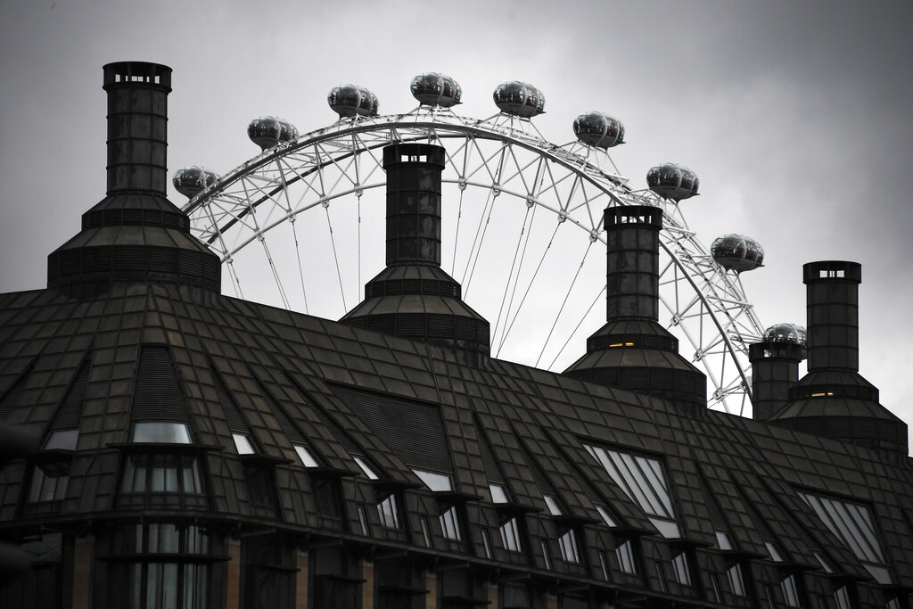La rueda de feria London Eye se alza por detrás de los edificios durante un día lluvioso en Londres, en esta fotografía de archivo del 1 de noviembre de 2019 (AP)