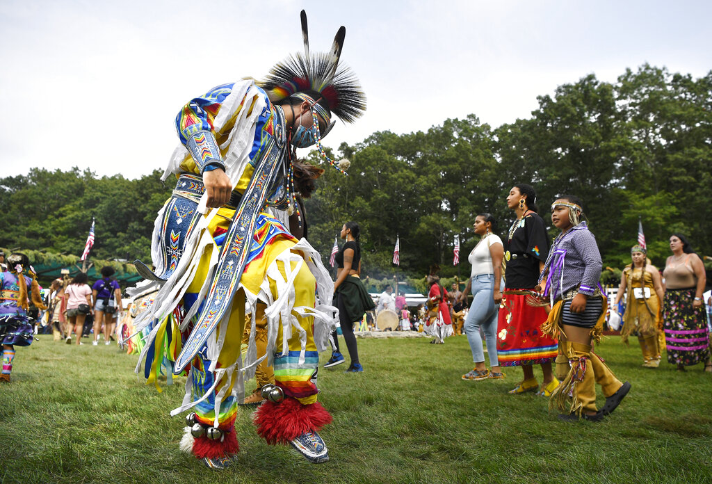 Una ceremonia de la tribu indígena Mashantucket Pequot en Mashantucket, Connecticut el 28 de agosto del 2021. (AP)