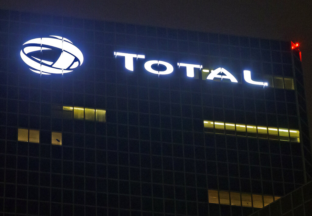 En esta fotografía de archivo del 12 de octubre de 2016 se ve el logotipo de la compañía francesa Total SA en sus oficinas generales en París. (AP)