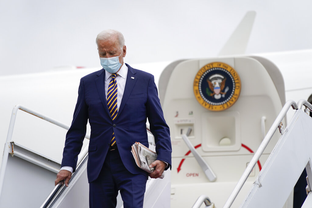 El presidente Joe Biden se baja del avión presidencial el 17 de septiembre del 2021 en la Base Aérea Dover en Delaware. (AP)