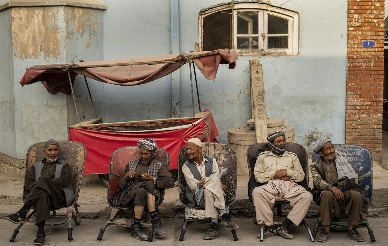 Trabajadores esperan a ser contratados en una calle en Kabul, Afganistán, el 12 de septiembre de 2021.