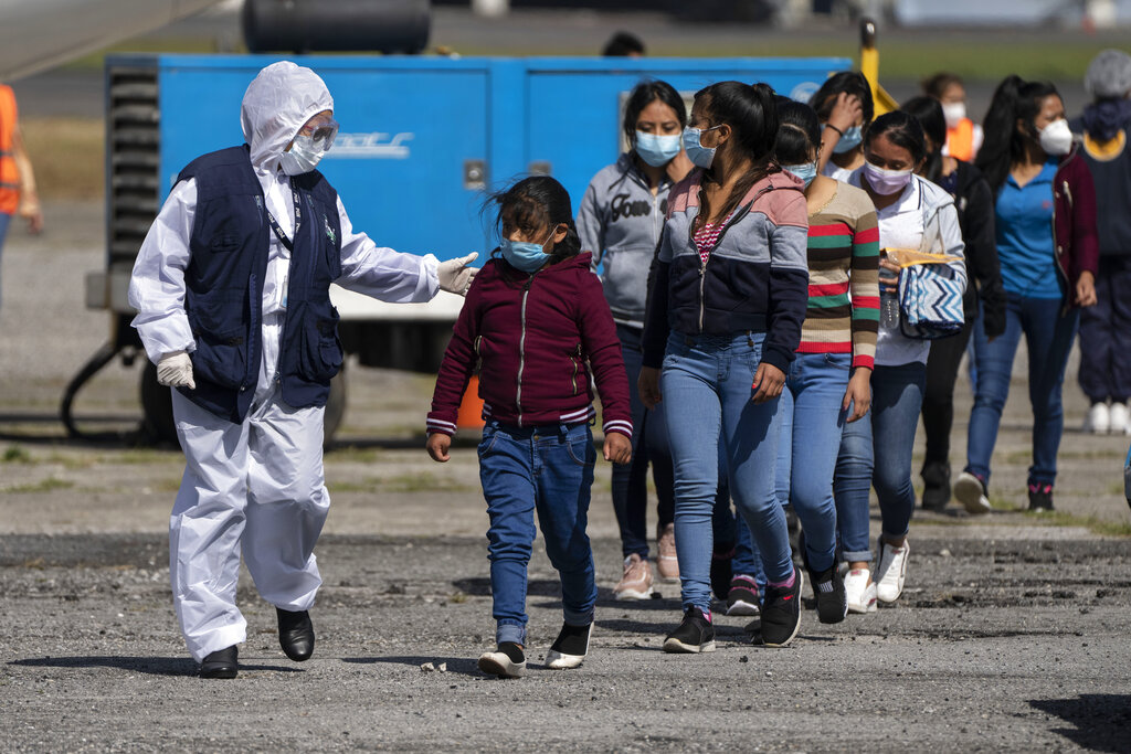 Niños guatemaltecos que viajaban solos y fueron deportados en avión desde México llegan al Aeropuerto Internacional La Aurora en Ciudad de Guatemala, el jueves 26 de agosto de 2021, en medio de la pandemia de COVID-19. (AP)