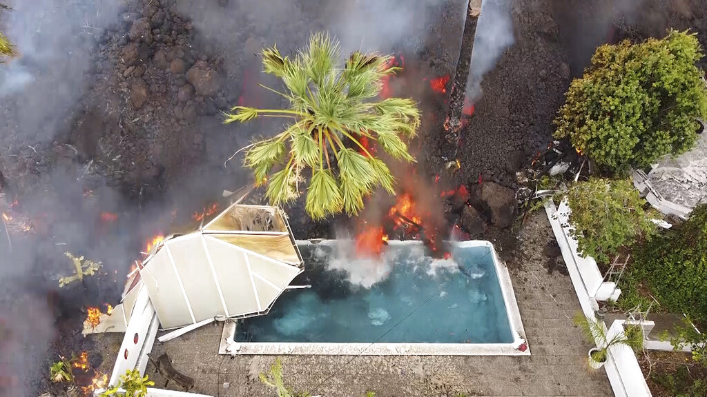 Lava caliente llega a una piscina tras una erupción volcánica en la isla española de La Palma, en Islas Canarias, el lunes 20 de septiembre de 2021. (AP)