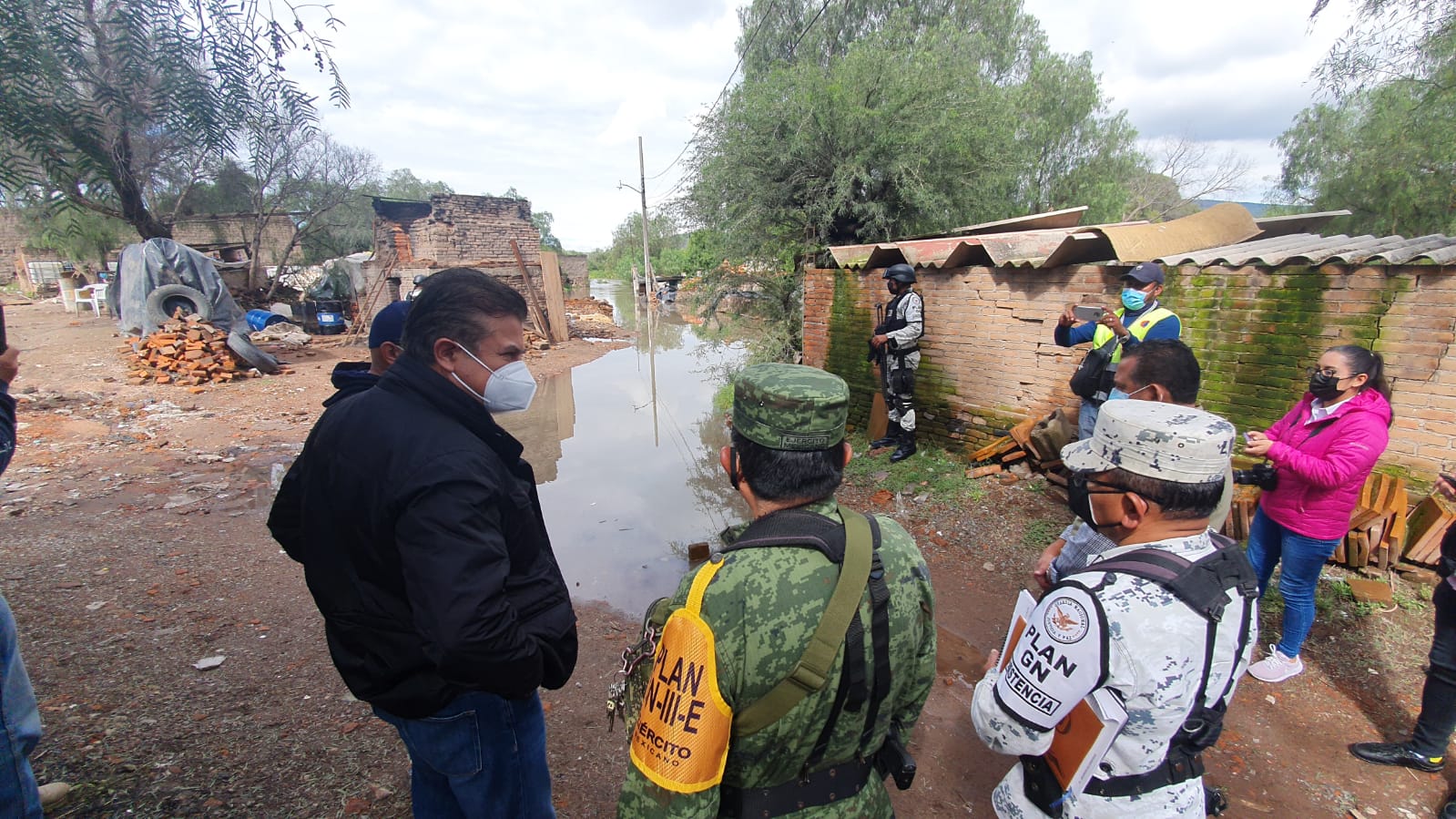 El alcalde Antonio Mejía recorrió esta mañana las zonas afectadas. (Cortesía)