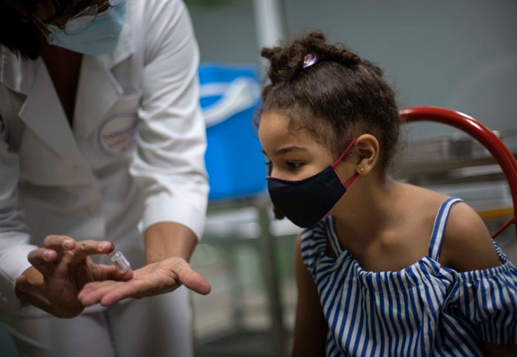 Los menores que se vacunen en El Salvador deben ir acompañados de sus padres. (AP)