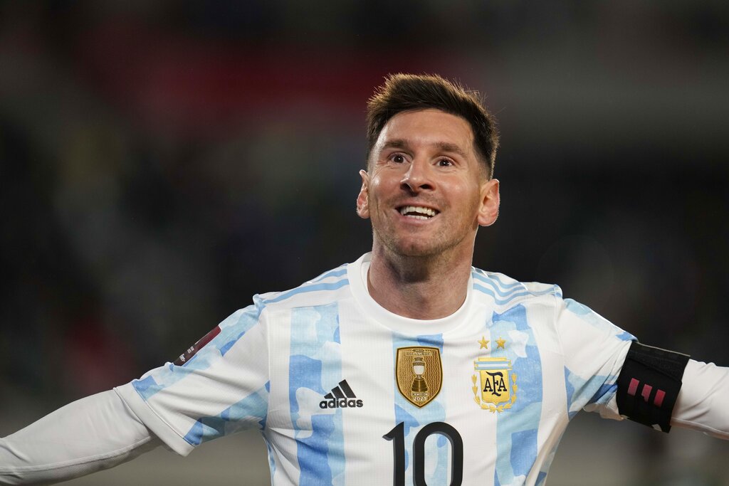 El delantero argentino Lionel Messi celebra tras marcar el tercer gol en la victoria 3-0 ante Bolivia por las eliminatorias del Mundial, el jueves 9 de septiembre de 2021, en Buenos Aires. (AP)
