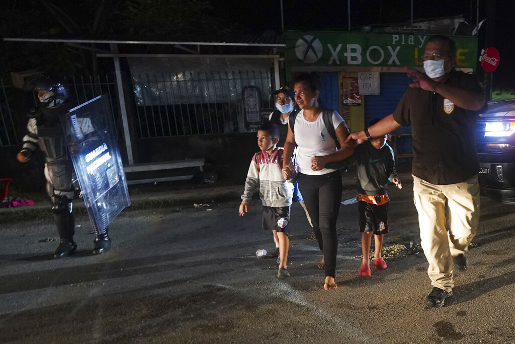 Agentes de inmigración mexicanos detienen a migrantes centroamericanos el domingo 5 de septiembre de 2021, los cuales forman parte de una caravana que se dirige hacia el norte desde Huixtla, estado de Chiapas, México. (AP)