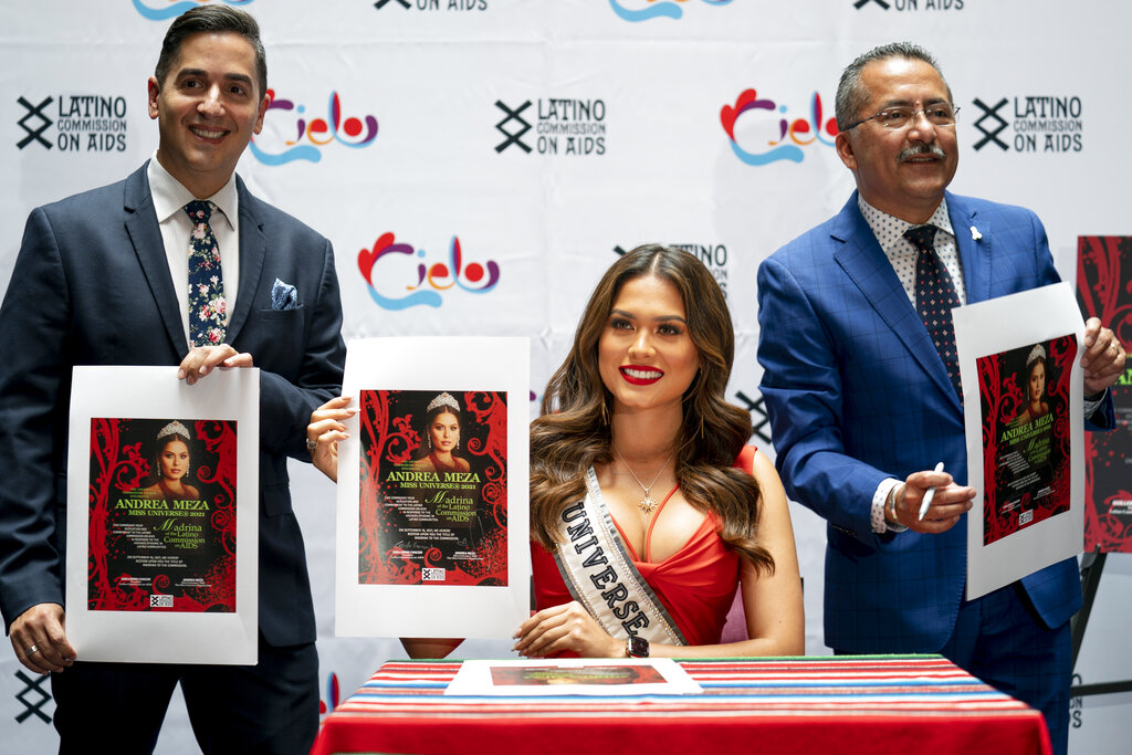 Miss Universo Andrea Meza, en el centro, es presentada como Madrina de la Comisión Latina sobre el Sida el jueves 16 de septiembre de 2021 en Nueva York. (AP)
