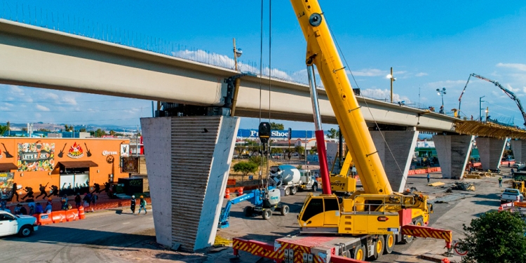 Construcción de un puente a desnivel en la salida a Celaya. (Especial)