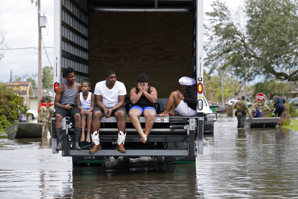 Fotografía de archivo del lunes 30 de agosto de 2021, de gente siendo evacuada de las inundaciones provocadas por el huracán Ida en LaPlace, Luisiana. (AP)
