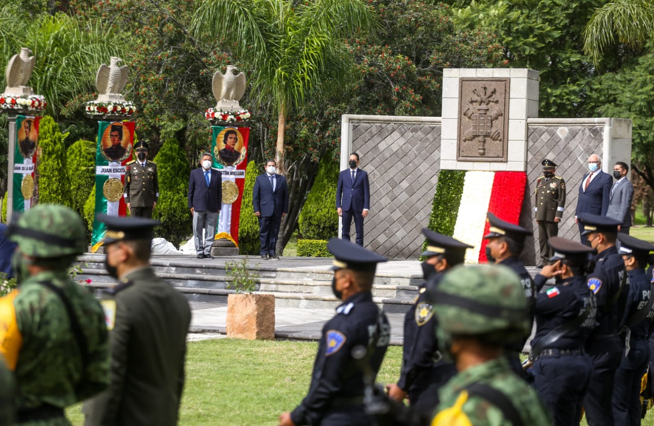 El gobernador Francisco Domínguez encabeza la ceremonia en la 17ma. Zona Militar. (Yarhim Jiménez)