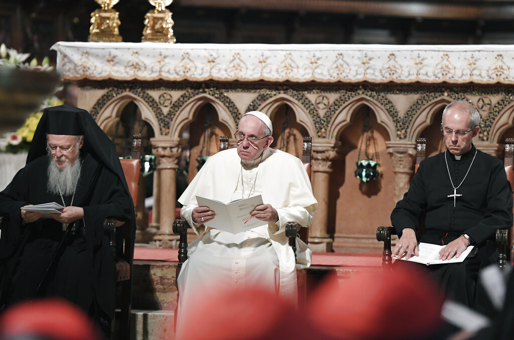 El 20 de septiembre del 2016, el papa Francisco, al centro, flanqueado por el patriarca ortodoxo de Constantinopla Bartolomeo I, izquierda; y el arzobispo de Canterbury Justin Welby. (AP)