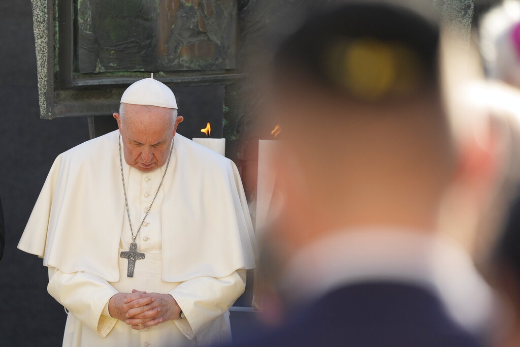Fotografía de archivo del 13 de septiembre de 2021 del papa Francisco rezando durante un encuentro con miembros de la comunidad judía en Bratislava, Eslovaquia. (AP)