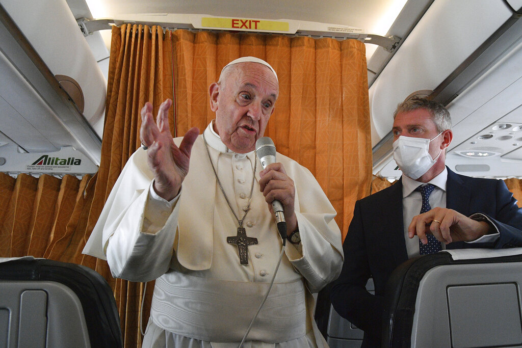 El papa Francisco habla con periodistas a bordo del avión papal camino a Roma desde Eslovaquia, el 15 de septiembre de 2021. (AP)