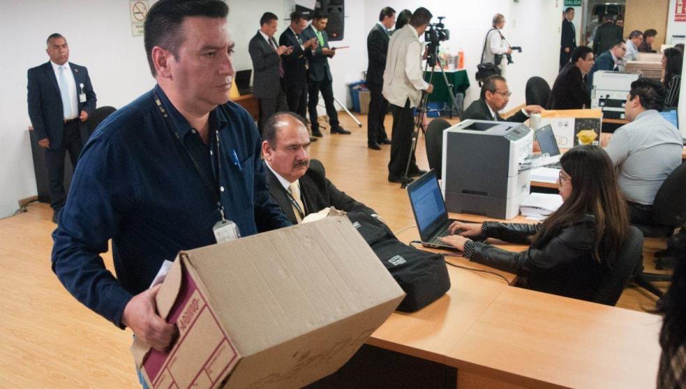 En Latinoamérica muchos servicios de gobierno se siguen haciendo en papel. (Cuartoscuro)