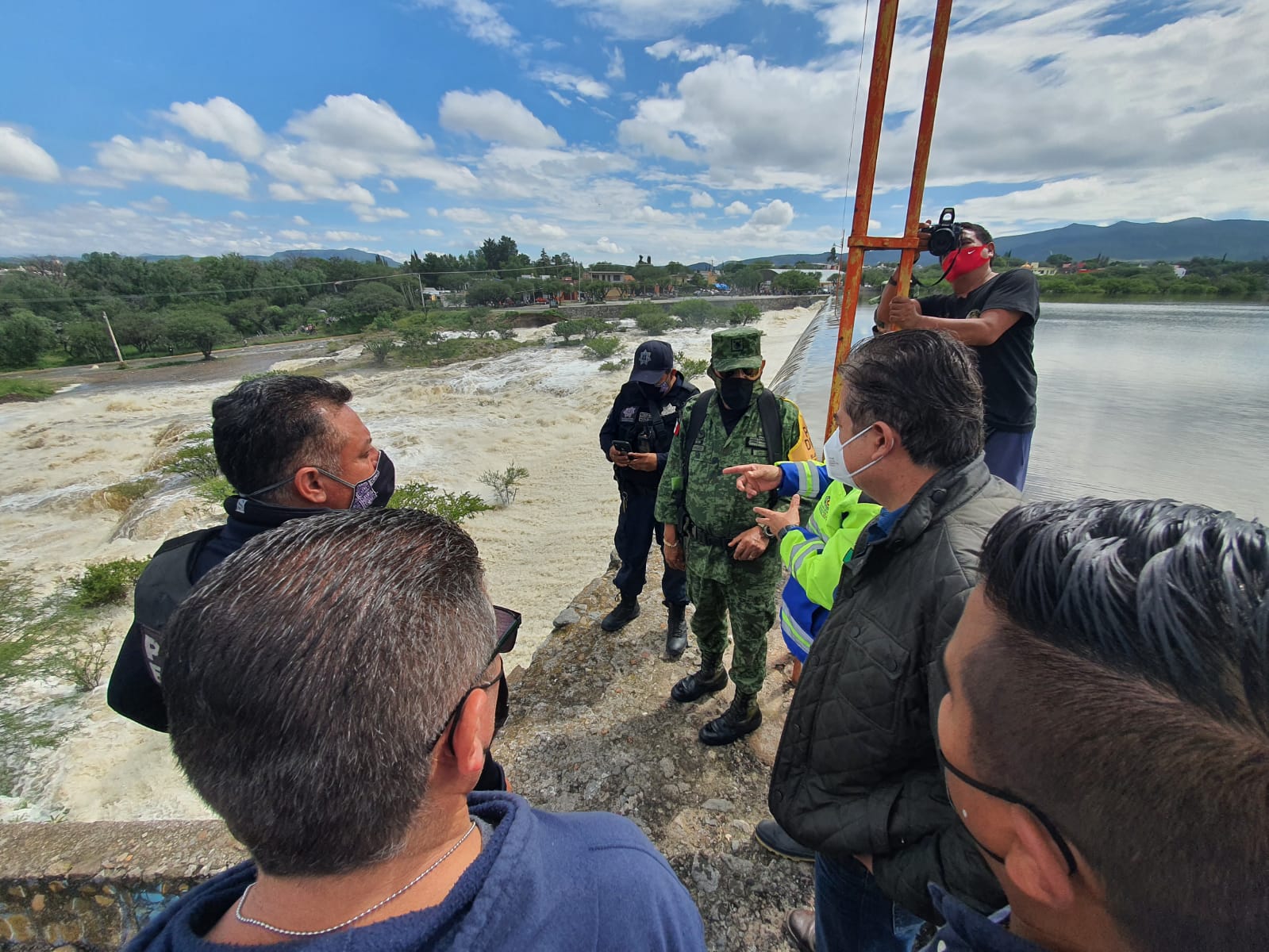 Autoridades supervisan la Presa Centenario en Tequisquiapan. (Cortesía)