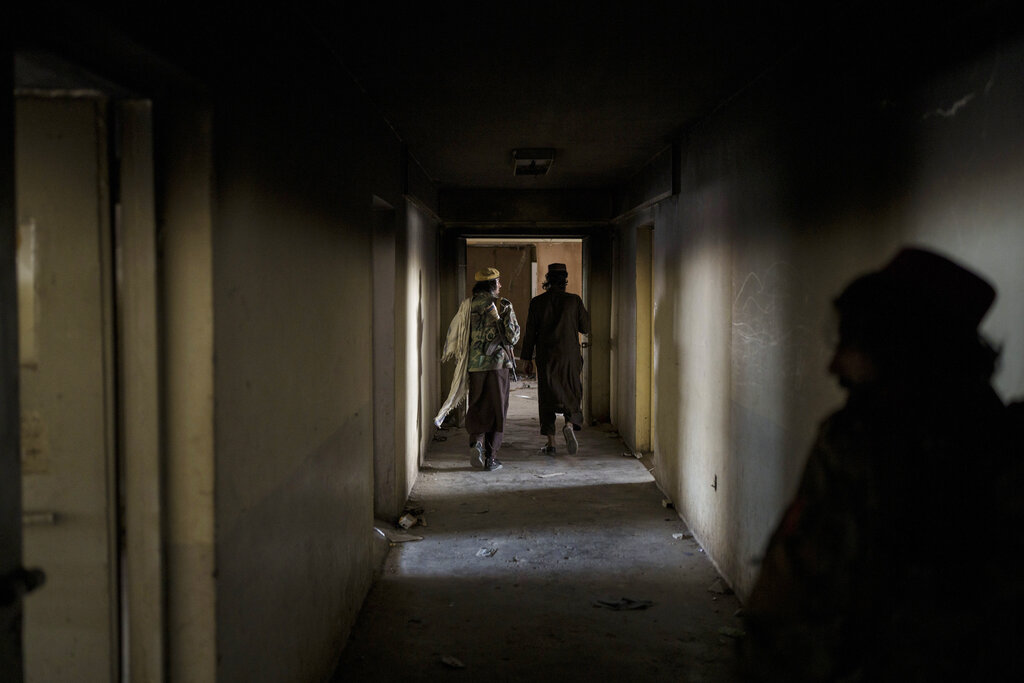 Combatientes talibanes recorren un pasillo en una zona vacía del penal de Pul-e-Charkhi, en Kabul, Afganistán, el 13 de septiembre de 2021. (AP)