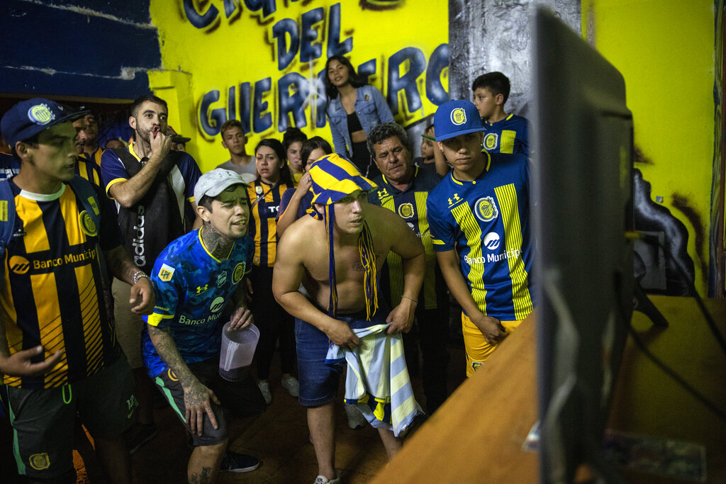 Barras de Rosario Central miran por televisión el partido contra el clásico rival Newell's Old Boys, el domingo 2 de mayo de 2021, en Rosario. (AP)